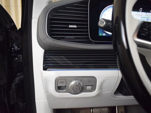 Used 2025 Mercedes-Benz Maybach GLS 600 4MATIC image 32