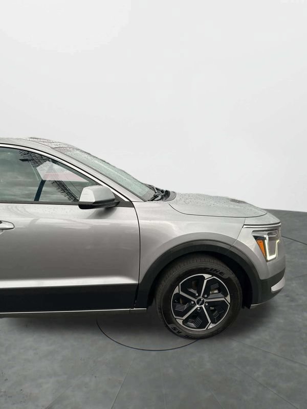 Used 2023 Kia Niro LX FWD image 32