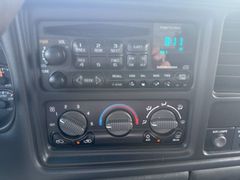 Used 2001 Chevrolet Silverado 2500 LS w/ Snow Plow Prep Pkg AWD/4WD image 15