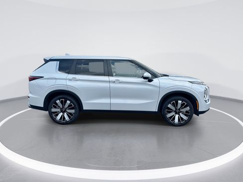Used 2025 Mitsubishi Outlander AWD image 10