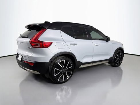 Used 2022 Volvo XC40 T5 R-Design w/ Advanced Package image 6