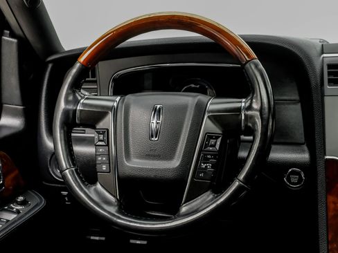 Used 2015 Lincoln Navigator 2WD image 19