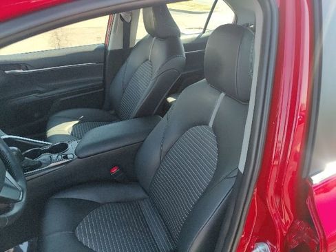 Used 2022 Toyota Camry SE w/ Cold Weather Package image 16