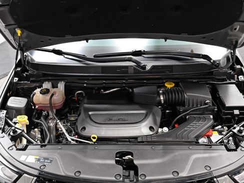 Used 2023 Chrysler Pacifica Touring-L w/ Uconnect Theater Family Group FWD image 16