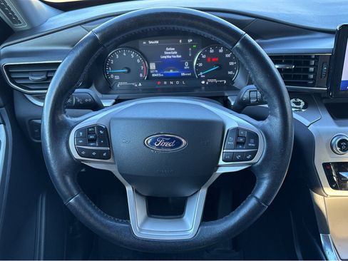 Used 2022 Ford Explorer XLT w/ Equipment Group 202A image 11