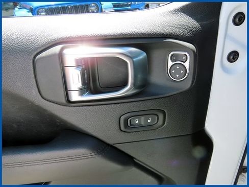 Used 2023 Jeep Wrangler Unlimited Sahara AWD/4WD image 13