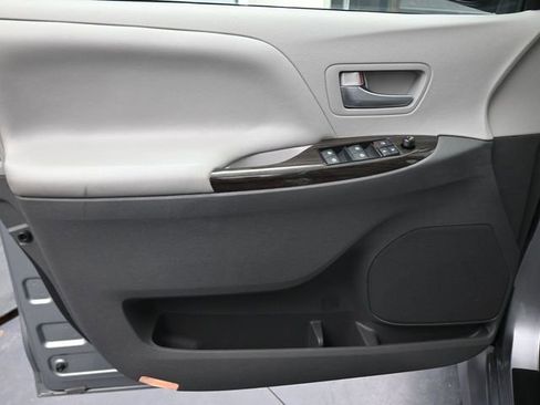Used 2018 Toyota Sienna XLE FWD image 40