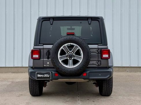 Used 2018 Jeep Wrangler Unlimited Sahara AWD/4WD image 5