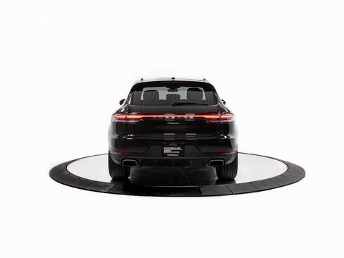 Certified 2021 Porsche Macan image 6