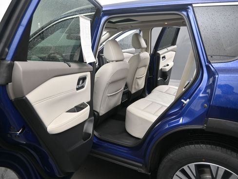 Used 2021 Nissan Rogue SV w/ Premium Package image 11