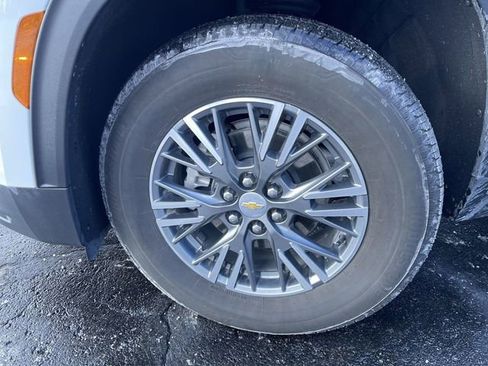 Used 2025 Chevrolet Traverse LT image 33