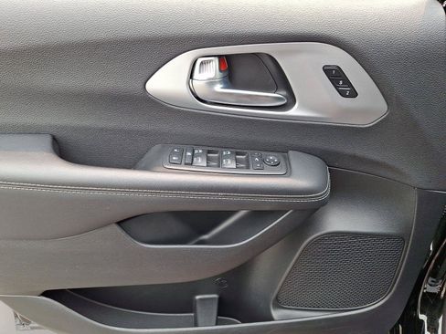 Used 2025 Chrysler Pacifica Limited FWD image 10