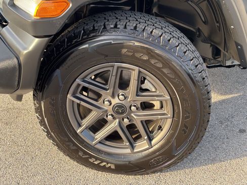 Used 2024 Jeep Wrangler Sport S image 9