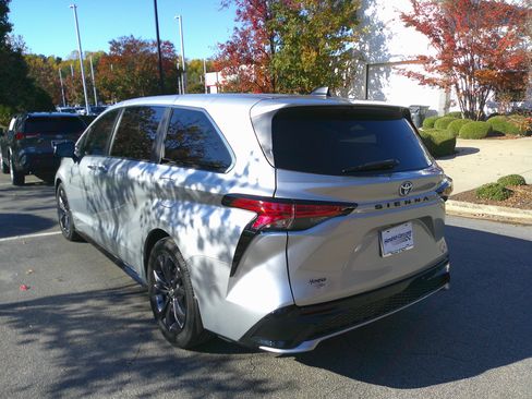 Used 2021 Toyota Sienna XSE image 10