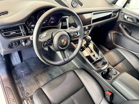 Certified 2025 Porsche Macan AWD/4WD image 4