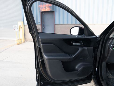 Used 2017 Jaguar F-PACE Premium image 19