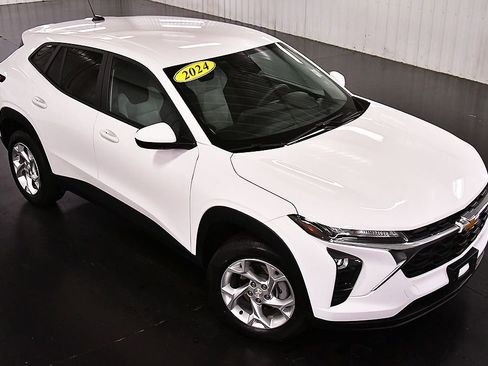 Used 2024 Chevrolet Trax LS w/ LS Convenience Package image 11