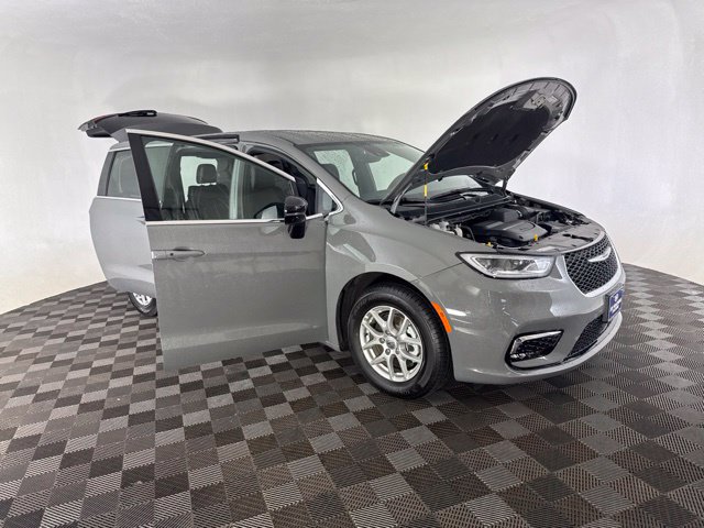 Used 2025 Chrysler Pacifica Select FWD image 14