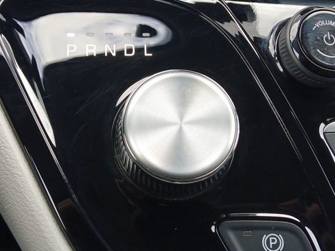 Used 2024 Chrysler Pacifica Touring-L image 10