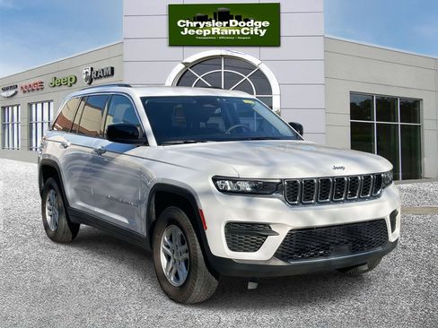 Used 2023 Jeep Grand Cherokee Laredo image 4