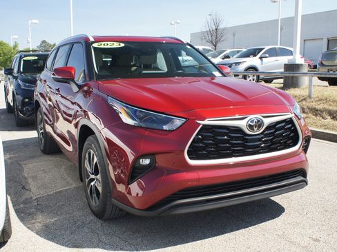 Used 2023 Toyota Highlander XLE image 3
