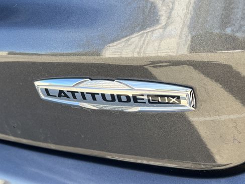 Used 2023 Jeep Compass Latitude image 13