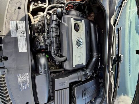 Used 2011 Volkswagen Golf 4-Door FWD image 17