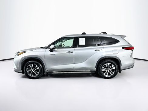 Used 2021 Toyota Highlander XLE AWD/4WD image 4
