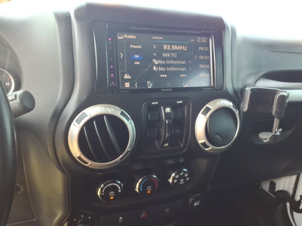 Used 2017 Jeep Wrangler Unlimited Sahara w/ Connectivity Group AWD/4WD image 13