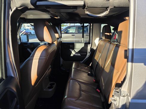 Used 2017 Jeep Wrangler Unlimited Rubicon w/ Connectivity Group image 18