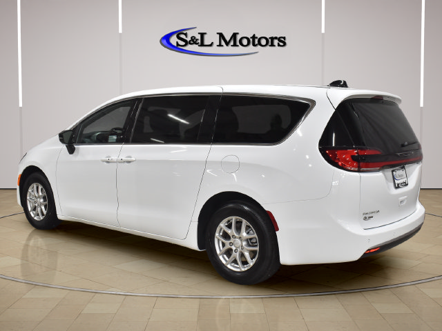 New 2027 Chrysler Pacifica Select FWD image 5