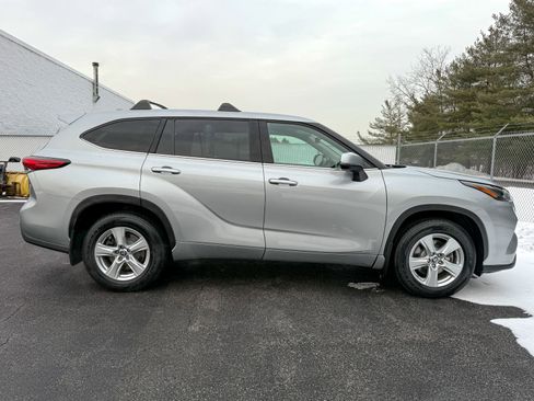 Used 2022 Toyota Highlander LE image 10