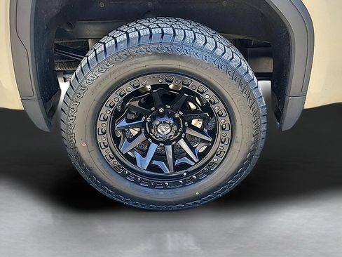 Used 2022 GMC Sierra 1500 AT4 w/ AT4 Preferred Package AWD/4WD image 9