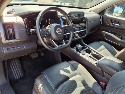 Used 2025 Nissan Pathfinder Platinum FWD image 4