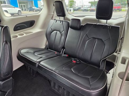 Used 2023 Chrysler Pacifica Limited FWD image 13