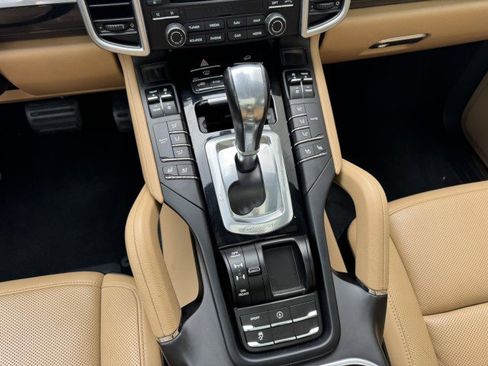 Used 2018 Porsche Cayenne w/ Premium Package image 27