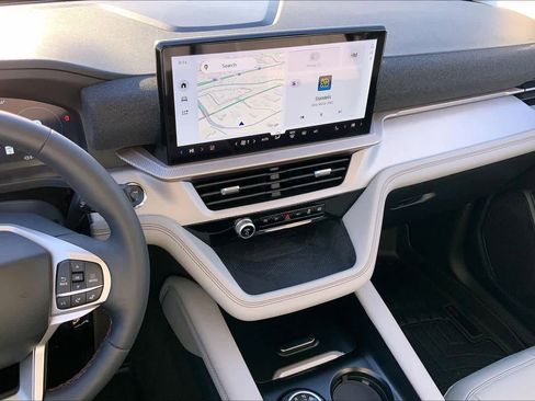 Used 2025 Ford Explorer Active w/ Active Comfort Package image 7