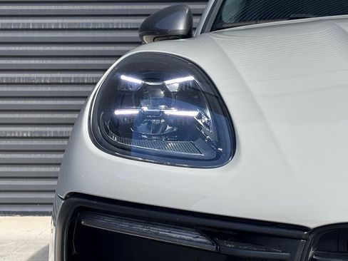 Certified 2024 Porsche Macan image 12