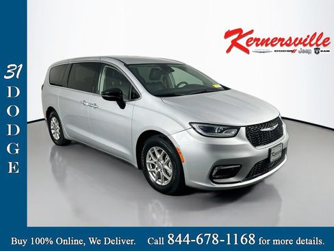 Used 2024 Chrysler Pacifica Touring-L FWD image 1