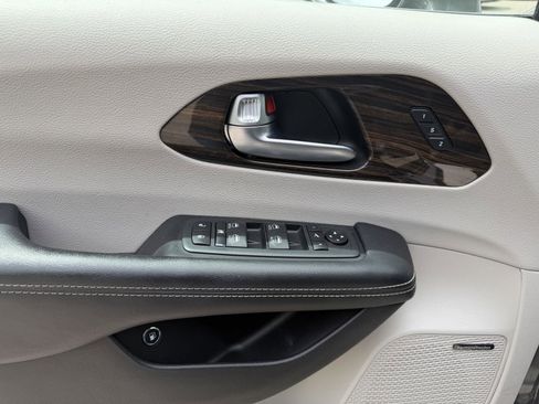 Used 2021 Chrysler Pacifica Limited w/ Premium & Safety Sphere Group FWD image 10