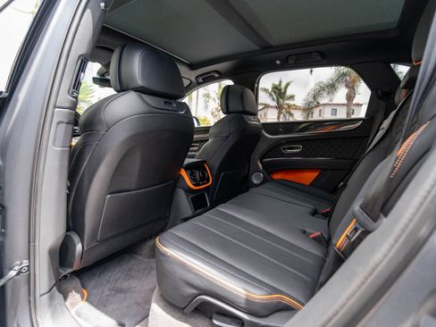Used 2025 Bentley Bentayga AWD/4WD image 17