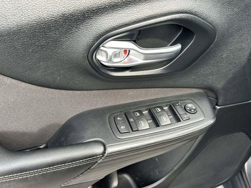 Used 2016 Jeep Cherokee Latitude AWD/4WD image 17