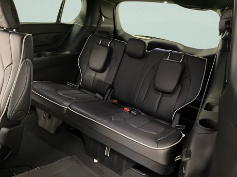Used 2027 Chrysler Pacifica Limited FWD image 19