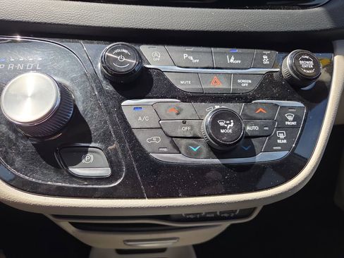 Used 2024 Chrysler Pacifica Touring-L FWD image 36
