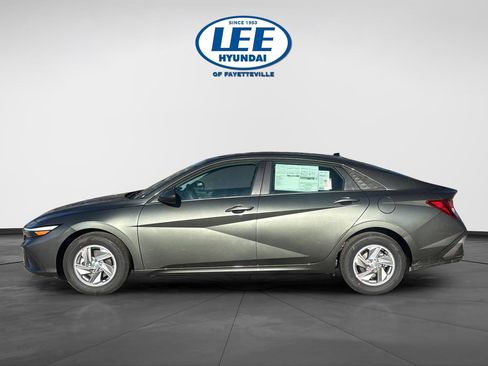 Certified 2026 Hyundai Elantra SE FWD image 3