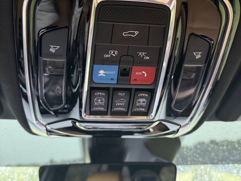 Used 2022 Jeep Grand Cherokee Summit w/ Luxury Tech Group V AWD/4WD image 33