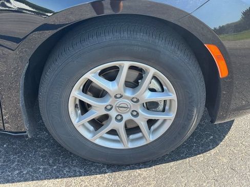 Certified 2024 Chrysler Pacifica Touring-L FWD image 9