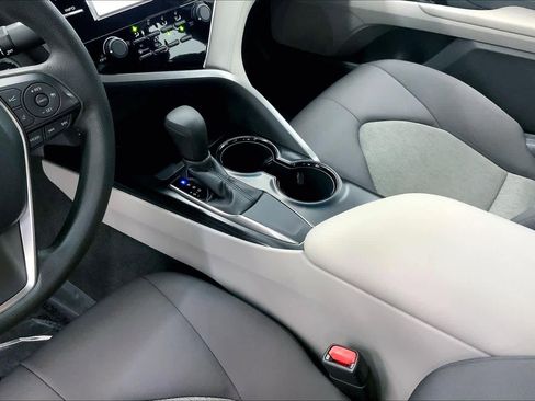 Used 2018 Toyota Camry LE image 26