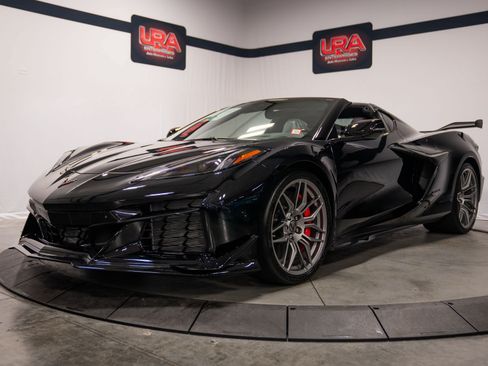 Used 2023 Chevrolet Corvette Z06 w/ Z07 Performance Package RWD image 2