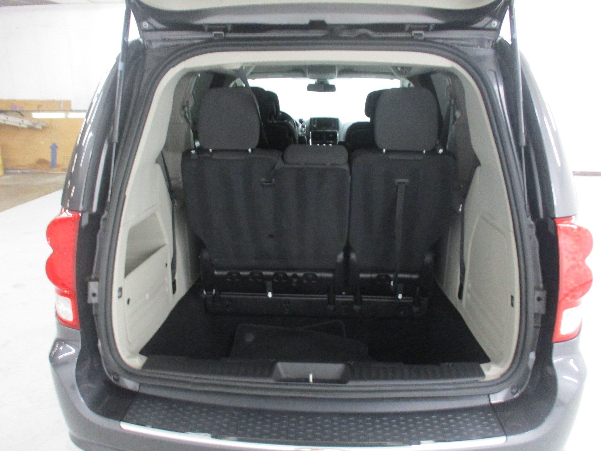 Used 2019 Dodge Grand Caravan SE w/ UConnect Hands-Free Group FWD image 7